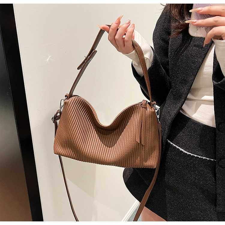 Retro Handheld Kleine Tas voor Vrouwen 2024 Nieuwe Lente Mode Eenvoudige en Veelzijdige Kleine Vierkante Tas met Hoge Kwaliteit Textuur, Unieke Casual Schoudertas_voghion.com