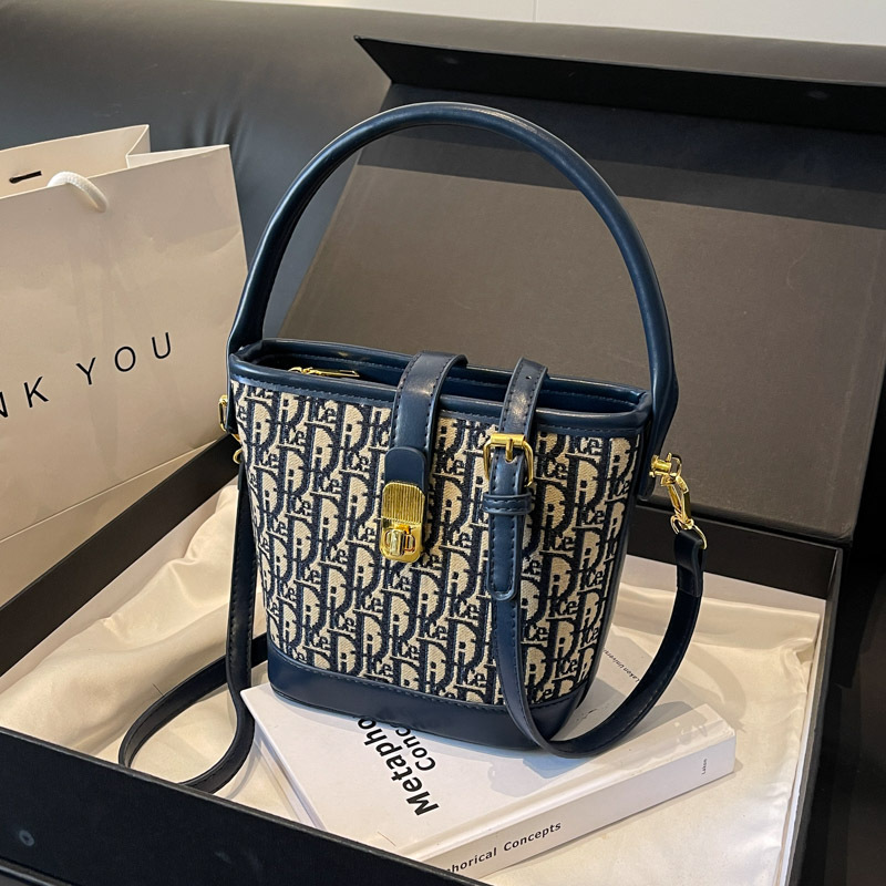 Beibei Shangpin 2023. gada ziemas, jauna stila modes audekla burtu spainis, rokas viena pleca diagonāla sieviešu soma_voghion.com