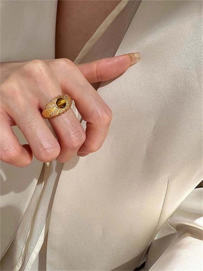 Anello da donna con design a nicchia per indice, in micro pavé di zirconi, con pietra occhio di tigre in oro spazzolato, stile retrò di alta qualità_voghion.com