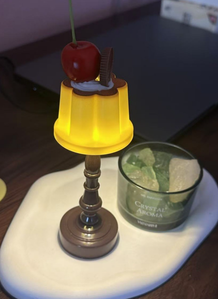 Luce notturna a forma di budino, decorazione per la scrivania, per la camera da letto, gadget carino e di alto valore_voghion.com