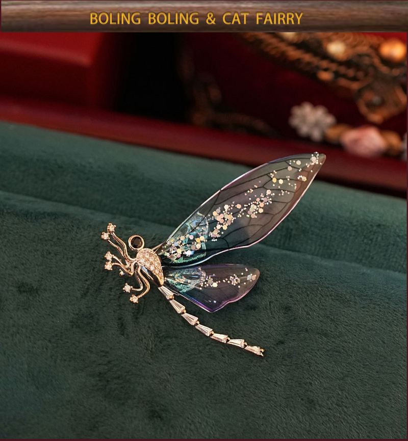 Spilla libellula, ottone placcato oro, micro zirconi intarsiati, pastorale due colori primavera, estate e autunno sul petto_voghion.com