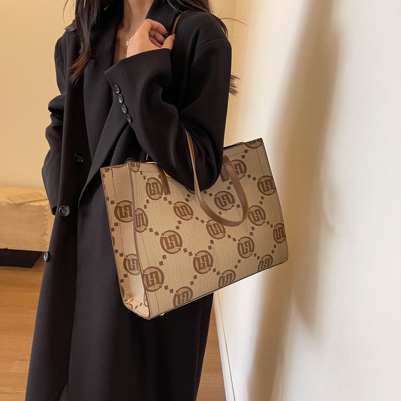 2023 Light Luxury, High-end, And Luxurious Shoulder Bag, Large Capacity And Versatile, Trendy And Stylish PU Women's Tote Bag, Practical Women's Bag_voghion.com