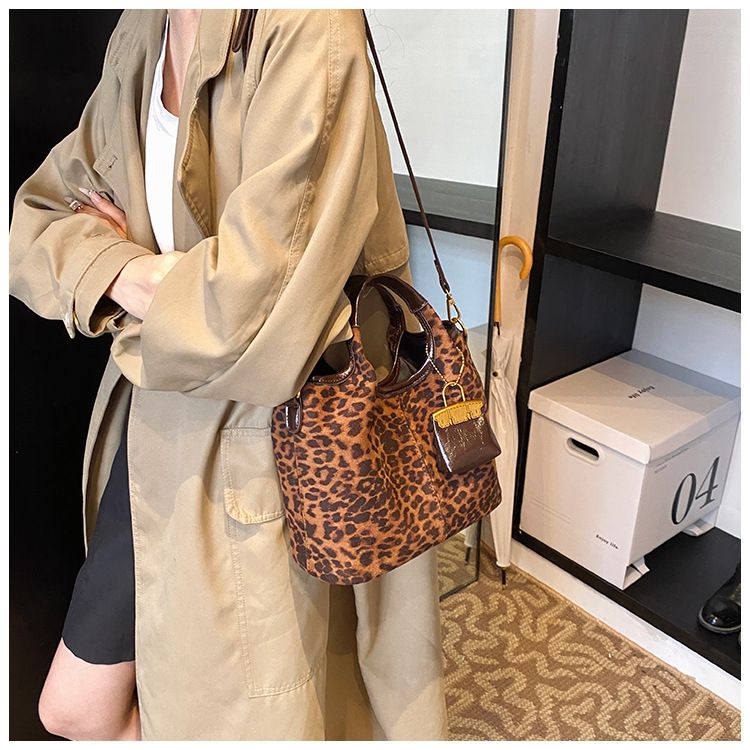 Leopardenmuster für Damen 2024 Herbst neue trendige Mode Schulter koreanische Version Nischendesign Achseltasche_voghion.com