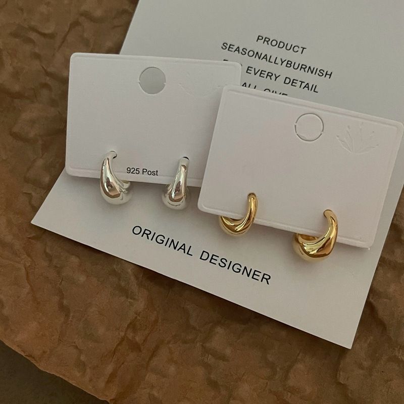 Stile geometrico minimalista metallico, temperamento versatile. Piccoli orecchini di alta qualità con un lusso leggero e argento_voghion.com