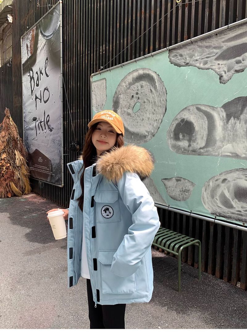 Zimowa kurtka puchowa damska – średniej długości parka robocza, z grubego białego puchu kaczego, ciepła i stylowa (lazurowo-czarna, rozmiar S/M/L)_voghion.com