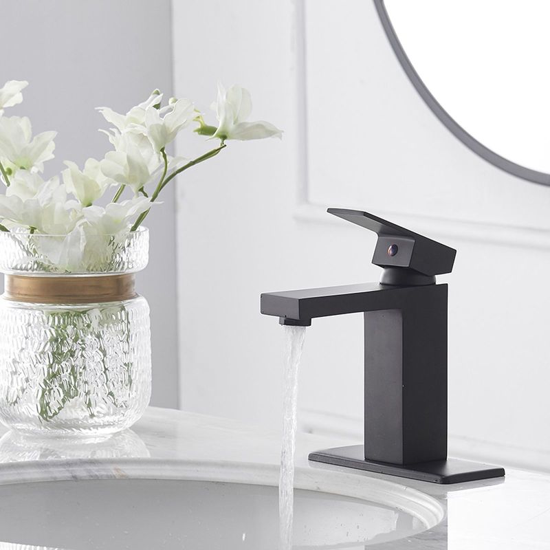Single Handle Single Hole Low-Arc Bathroom Faucet With Supply Line_voghion.com