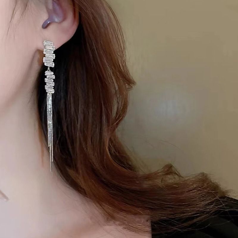 Orecchini alla moda con nappe in zircone esplosioni, orecchini leggeri di lusso ad alto senso, orecchini lunghi con diamanti flash, gioielli alla moda per le orecchie all'ingrosso_voghion.com