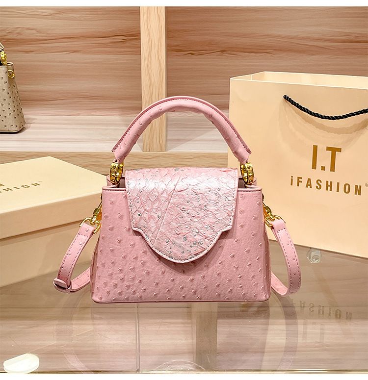 Guangzhou Shiling 2024 Nuovo modello di struzzo a forma di V piccola e leggera borsa a tracolla di lusso ad alto senso_voghion.com