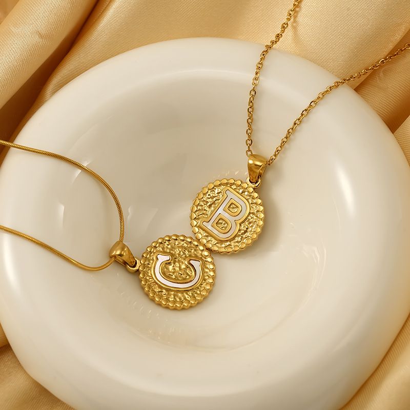 Europese en Amerikaanse roestvrijstalen letterketting vrouwelijke Joker titanium stalen ronde hamer letterhanger sieraden groothandel_voghion.com