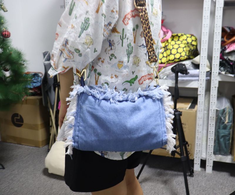 New brushed washed messenger bag European and American nostalgic retro embroidered shoulder strap cosmetic bag artistic girls' shoulder bag_voghion.com