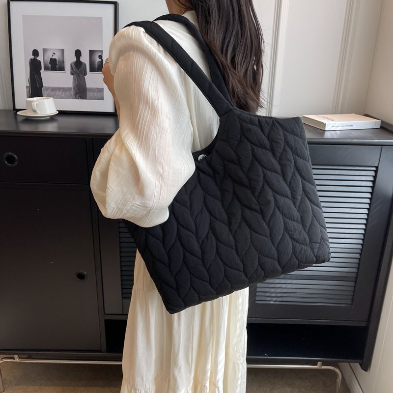 Große weiche Schulter-Seitentasche für Frauen 2023 Frühlingstrend Modedesign Tuch Hand weibliche Handtaschen Tragetaschen_voghion.com