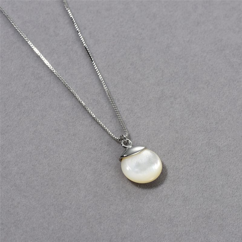 Elegante collana con ciondolo in onice nero e conchiglia bianca con placcatura in oro 18 carati, design geometrico minimalista per collana alla moda da donna._voghion.com