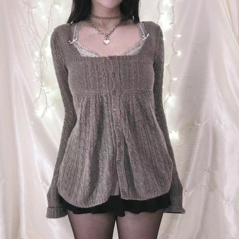 Cardigan lavorato a maglia con bottoni retrò, con scollo quadrato, da donna_voghion.com