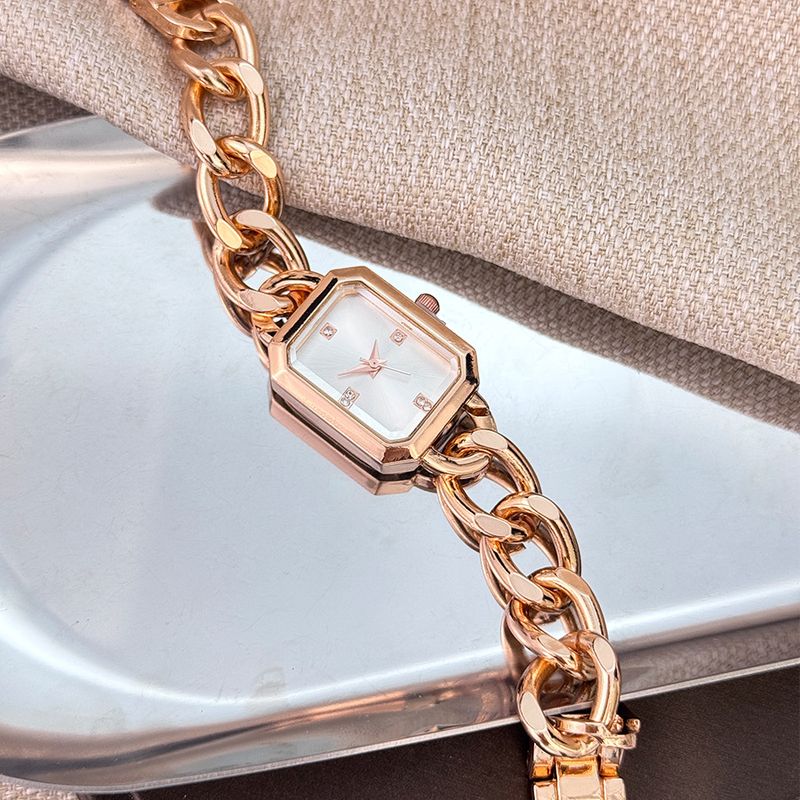 Orologi da donna Nuovo orologio a catena Bracciale rettangolare Orologio al quarzo da donna con diamanti Lusso leggero Tutto abbinato Nicchia Piccola fragranza Stile Orologio in oro_voghion.com