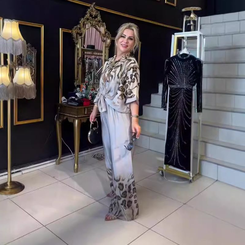Nuovo top stampato irregolare estivo 2024 con pantaloni lunghi con spacchi, elegante set da due pezzi, antirughe, comodo, sinonimo di capo_voghion.com