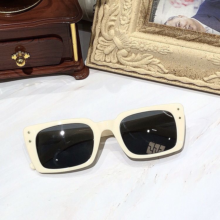 Neue Celin mit dem gleichen Stil der kleinen Rahmen Sonnenbrille und Brille_voghion.com