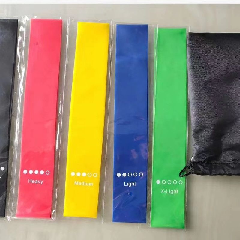 Athlétisme étudiant, exercices pour les jambes, musculation des fessiers à domicile, tractions, squats, entraînement avec bande de résistance_voghion.com