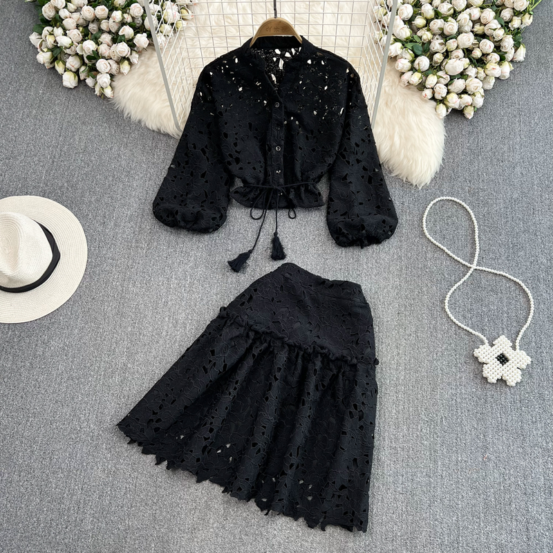 Conjunto feminino de duas peças com camisa curta e manga lanterna, cintura alta e saia justa em A_voghion.com