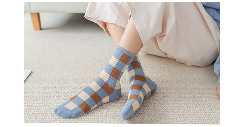 Fréijoer a Summer nei Fraekaréiert Retro Mëttelrouersocken Japanesch College-Stil Studenten Kotteng Fraesocken Hiersteller Grousshandel_voghion.com