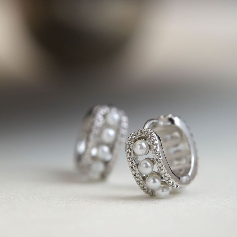 Orecchini a cerchio piccoli versatili per pendolari con perle leggere e squisite, temperamento vintage di alta qualità, orecchini a spirale moquito_voghion.com