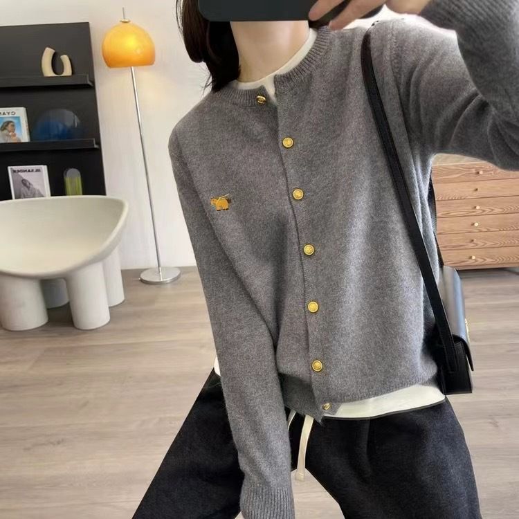 Lente- en herfstwollen vest met ronde hals en metalen knopen voor dames, losse geborduurde ponyjas, zachte gebreide trui_voghion.com