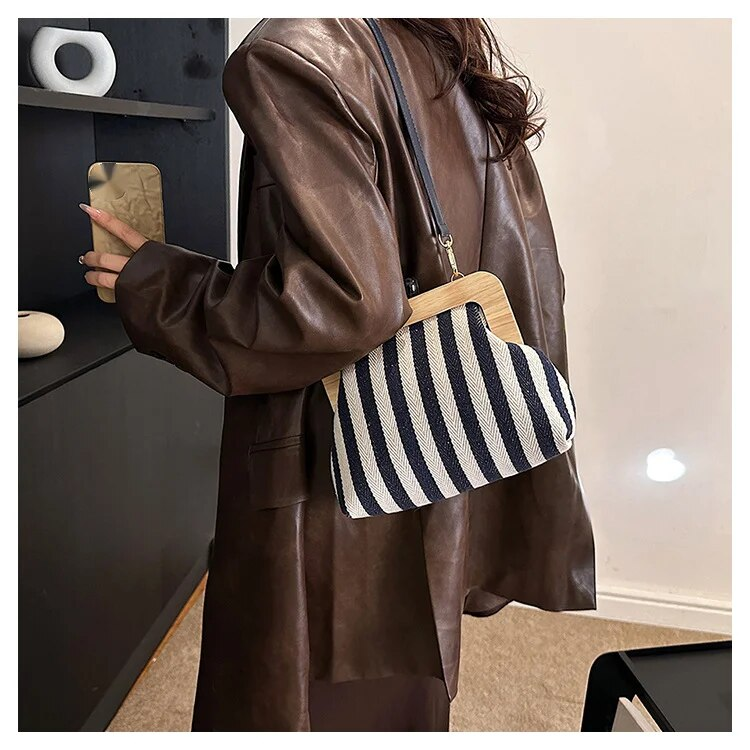 2024 Borsa da donna nuova Borsa a tracolla in tela con clip in legno a righe Borsa a tracolla con una spalla alla moda e raffinata_voghion.com