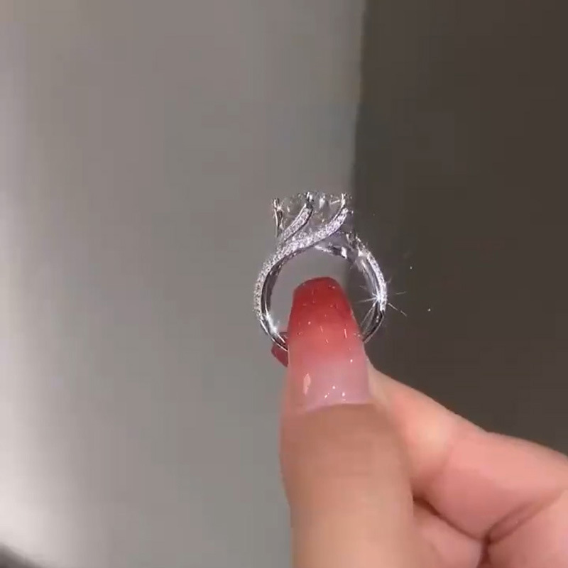 Tiktok live broadcast new 5-carat pigeon egg for the third time, imitating Mo Sangshi's three rows of full diamond line_voghion.com