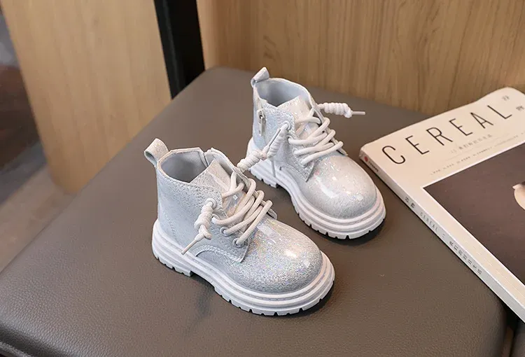 2023 Nuove semplici ragazze alla caviglia lucide tinta unita per bambini principessa stivali corti antiscivolo moda casual scarpe per bambini_voghion.com