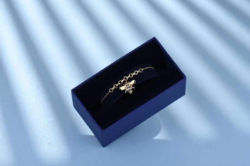 Cute And Charming Little Bee Necklace Female Fashion Round Hollow Tag Bee Clavicle Chain Element Crystal_voghion.com