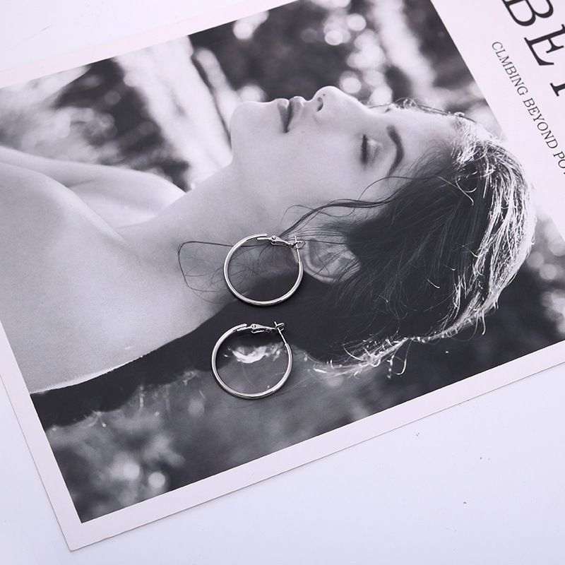 S Silbernadel Übertriebene große Creolen Einfache elegante modische Persönlichkeit Gesicht Abnehmen Ohr Creolen_voghion.com