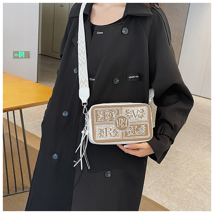 Sac pour appareil photo brodé de conception de Niche pour femmes, nouveau style transfrontalier, petit sac carré haut de gamme, sacs à bandoulière polyvalents, 2024_voghion.com