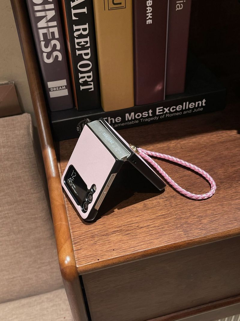 Retro applicable leather Camellia galaxy zflip3/4 mobile phone case Samsung 5 generation folding protective case bracelet_voghion.com