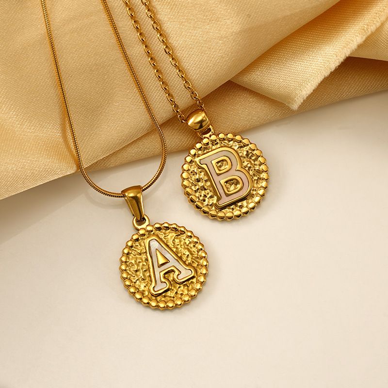 Europese en Amerikaanse roestvrijstalen letterketting vrouwelijke Joker titanium stalen ronde hamer letterhanger sieraden groothandel_voghion.com