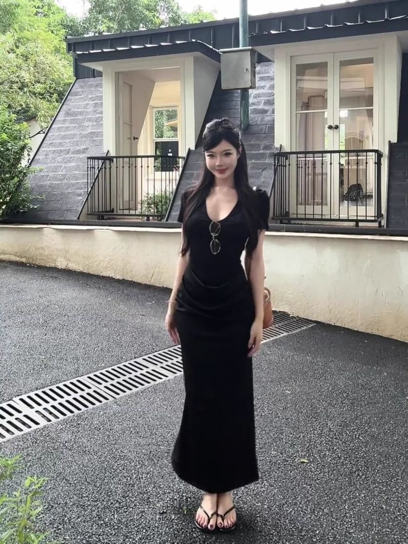 Schwarzer V-Ausschnitt, gerüschtes Design, kurze Ärmel, für Damen, Sommer, koreanischer Stil, lässig, elegant, schmale Passform, figurbetontes langes Kleid_voghion.com