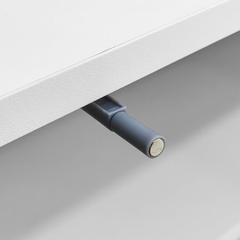 Meuble TV avec portes structurées, décorations dorées et pieds ronds, étagères réglables incluses, ouverture par pression_voghion.com