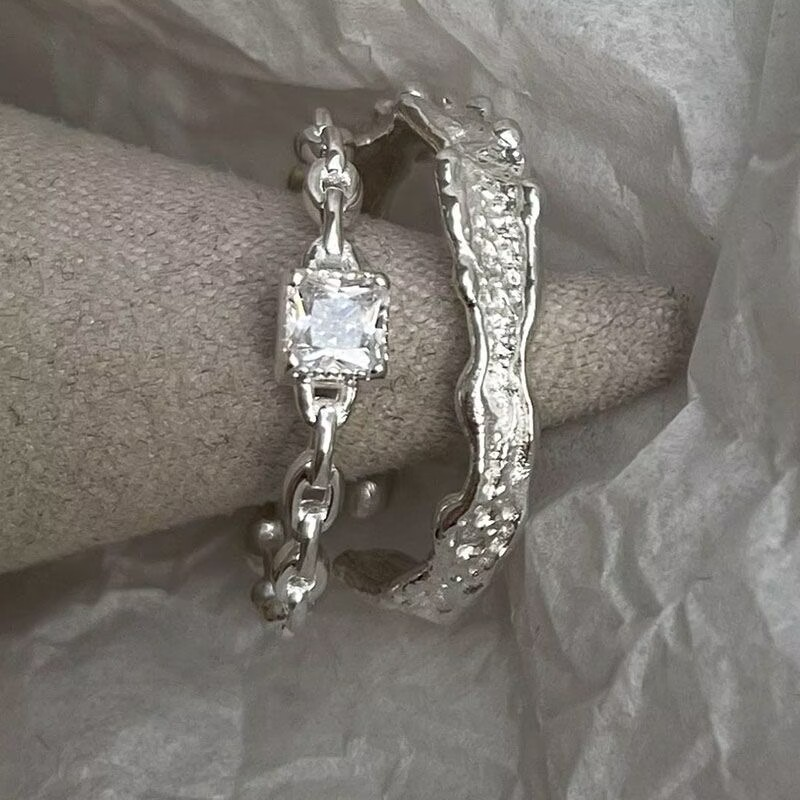 Glänzende kleine quadratische Diamant-Dose für Frauen, luxuriöses Nischendesign, mit einem Sinn für Luxus, Einfachheit, Mode,_voghion.com