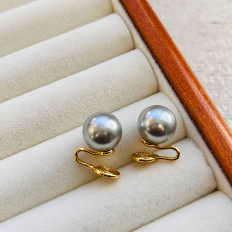 Pearl ear clip without piercing, high-end sense, fever same style, light luxury, simple niche design, thickened mosquito repellent disc earrings_voghion.com