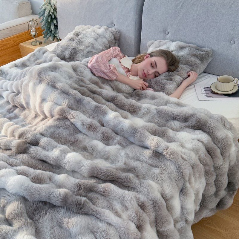 Manta de sofá/escrivaninha dupla face em fleece texturizado com estampa tie-dye de coelho._voghion.com