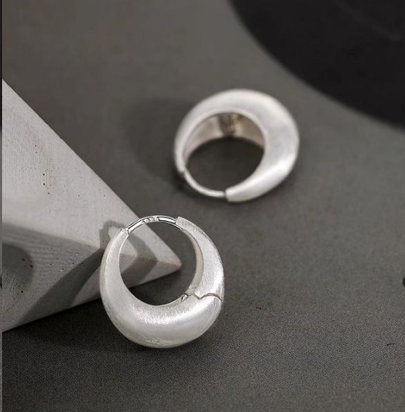 Exquisite Simple Brushed Water Drop Plain Hoop Earrings French Niche High-end C-shaped Ear Clips_voghion.com