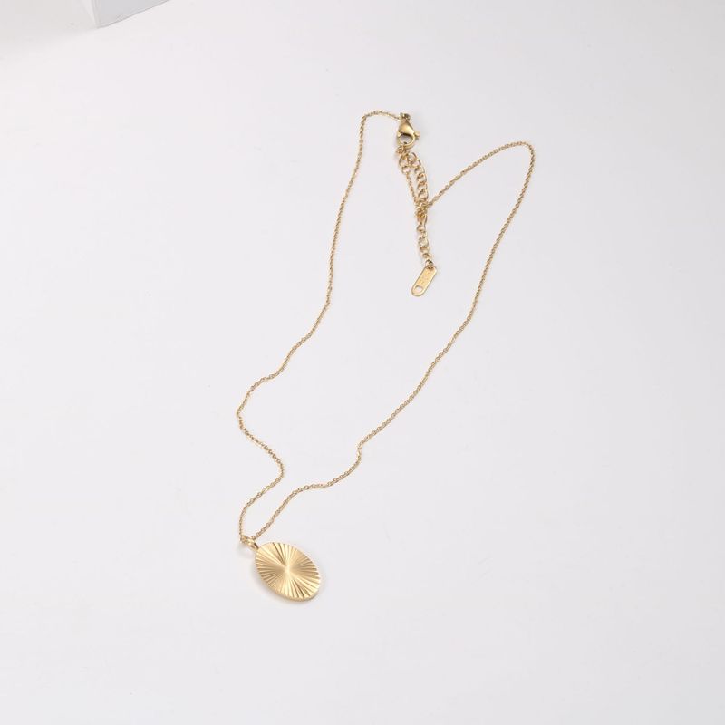 Collana da donna con ciondolo ovale a forma di sole, piccola e rotonda, in acciaio al titanio placcato oro 18k_voghion.com