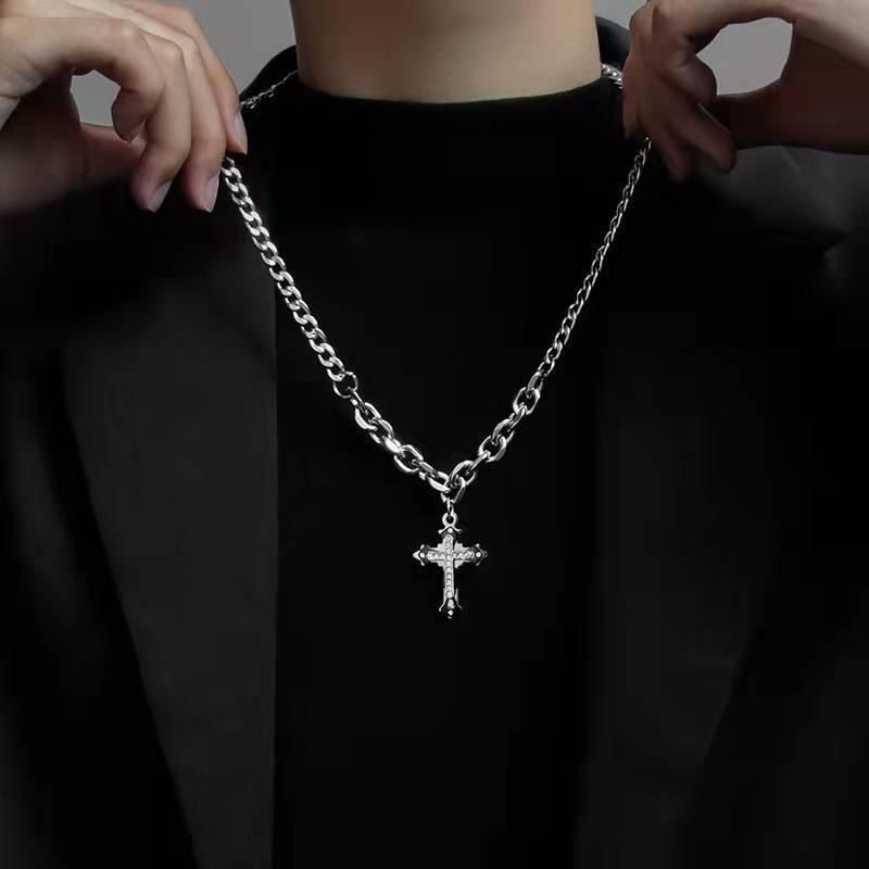 Collana da donna con orso dolce e violento, design di nicchia, catena per felpa con croce avvolta, accessori autunno inverno per_voghion.com