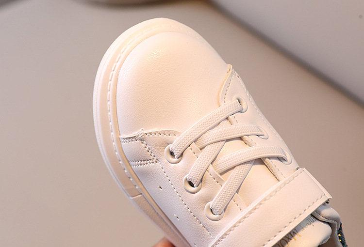 Scarpe da ginnastica bianche lucide con fondo spesso per bambini 2023 Gancio traspirante per bambini in stile coreano; Loop Scarpe casual versatili antiscivolo_voghion.com