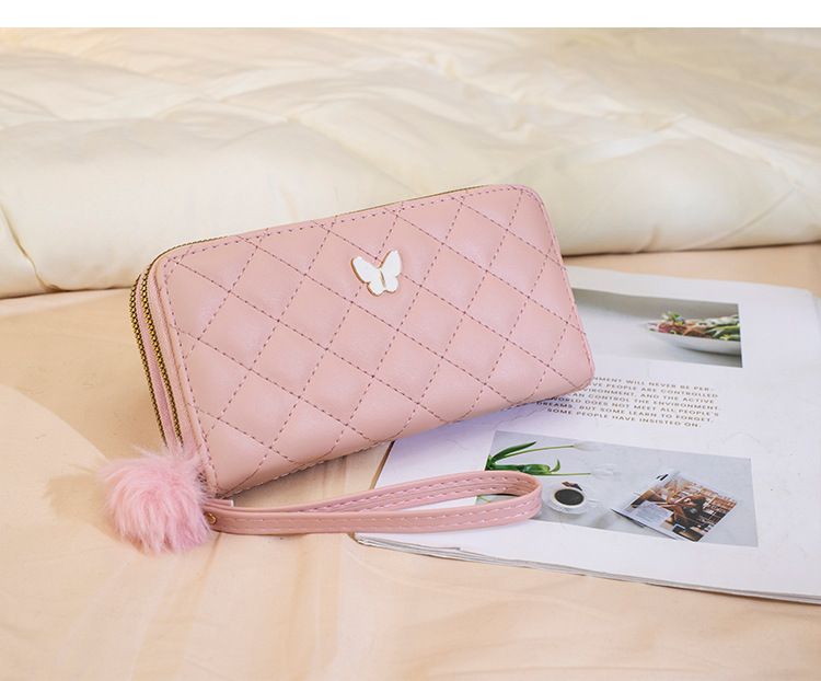 Vintage lang pung med sommerfugledetaljer og quiltet design - Elegant Chanel-inspireret møntpung med pompon-vedhæng og plads til flere kort_voghion.com