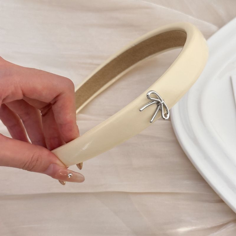Nieuwe zoete smalle sierstrik effen kleur laklederen hoofdband modieuze hoofdtooi haaraccessoires_voghion.com