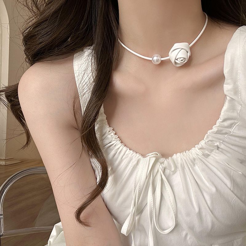 Collana girocollo con perle e rosa in pelle, accessorio alla moda e di alta qualità per donna._voghion.com