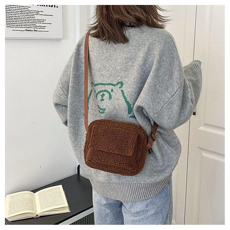 2022 neue Plüsch Stoff frauen Schulter Crossbody Kleine Mode Lämmer Wolle Flauschigen Pelz Winter Weibliche Tasche Designer Handtaschen_voghion.com