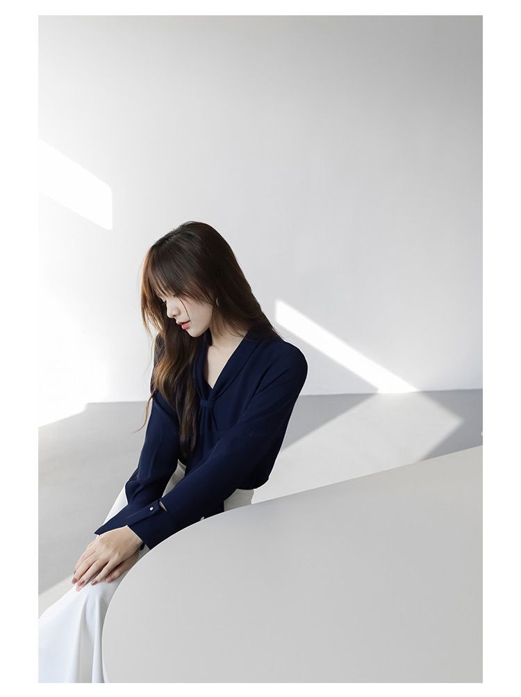 Design ispirato alle maniche lunghe per le donne nella primavera autunno 2024, con nuovo stile di colletto a nastro e sensazione di alta qualità,_voghion.com