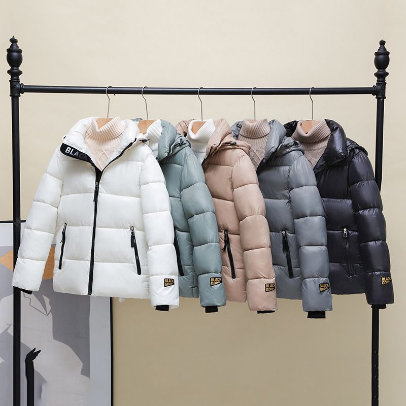 Dames zwarte goudkleurige gewatteerde jas met capuchon, korte winterjas, warme fleecevoering, losse pasvorm, dikke bovenkleding in grote maten_voghion.com