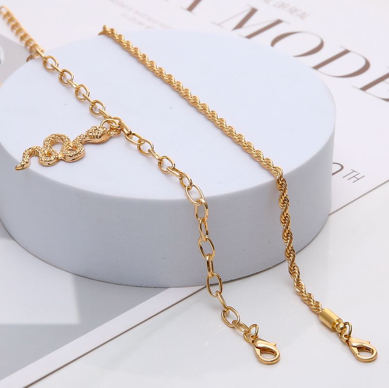 Nouveau style ornement de pied tendance plaqué or pâte frite torsadée pendentif en forme de serpent chaîne croisée double couche bracelet de cheville femme_voghion.com