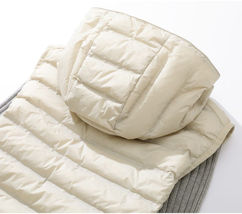 "Gilet leggero da donna slim fit in piuma d'oca, lunghezza media, con cappuccio, design laminato senza cuciture, color cachi/nero/beige"_voghion.com